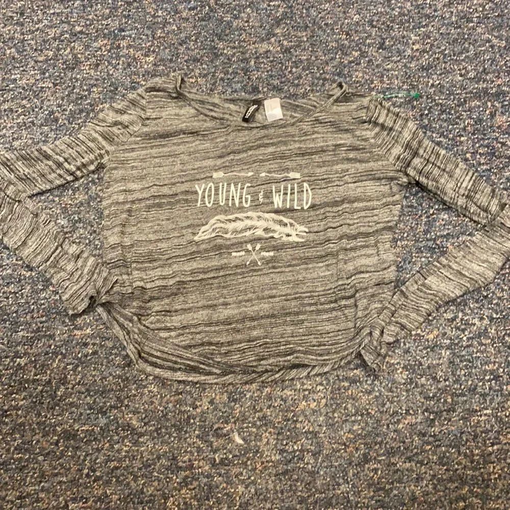 H&M Divided Gray Cropped Top sz. XS